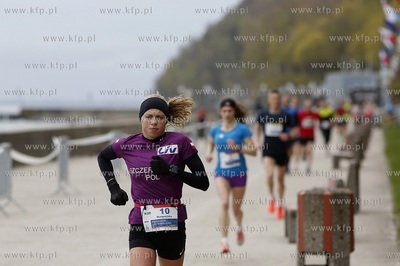 Gdynia. Bieg Europejski. Nz. biegacze na bulwarze nadmorskim.
07.05.2017
fot....
