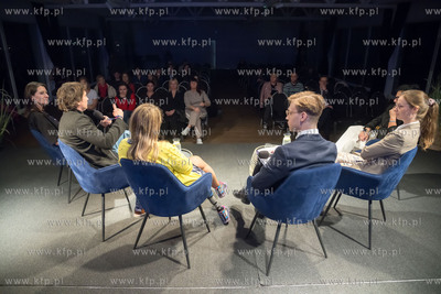 Spotkanie "Wojna obok nas. Historie odwagi, krzywdy,...