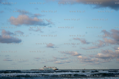 Prom M/F Mazovia Polferries wpływa do portu w Świnoujściu....