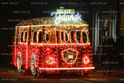 Gdańskie iluminacje świąteczne. Autobus na ul. Stągiewnej....