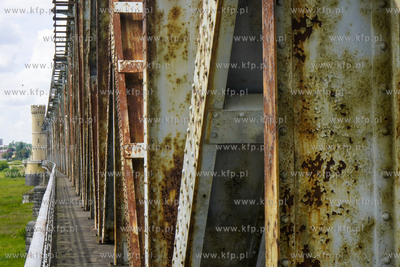 Zabytkowy i obecnie nieczynny most drogowy w Tczewie...