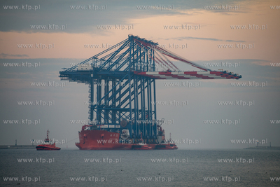 Statek Zhen Hua 36 z czterema potężnymi suwnicami...