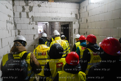 Piecki - Migowo. Zawieszenie wiechy na budowanej szkole...