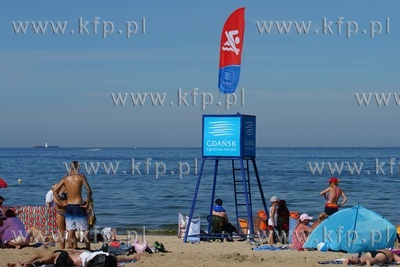 Tłumy na plaży w  Jelitkowie. Z powodu sinic w kąpielisku...