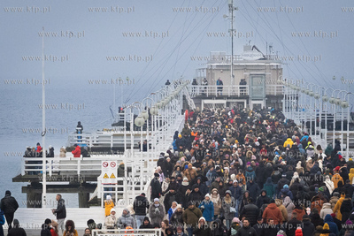Sopot. Tłum na sopockim molo w ostatnim dniu roku....