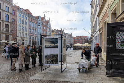 Gdańsk, ul. Długi Targ . 3 rocznica wojny w Ukrainie....