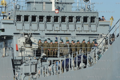 Port wojenny Gdynia Oksywie. 32 zolnierzy i 13 pojazdow...