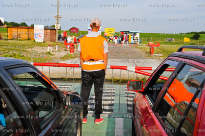 Przeprawa promowa w Swibnie. Prom laczy brzegi Przekopu...