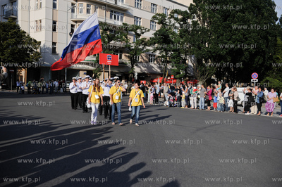 Gdynia. Parada zalog startujacych w Zlocie Zaglowcow...