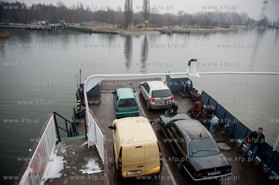 Gdansk. Platna samochodowa przeprawa promowa laczaca...