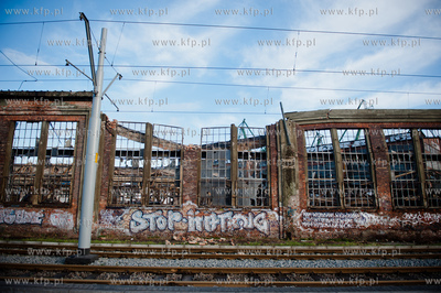 Gdansk. Dogaszanie doszczetnie spalonej hali produkcyjnej...