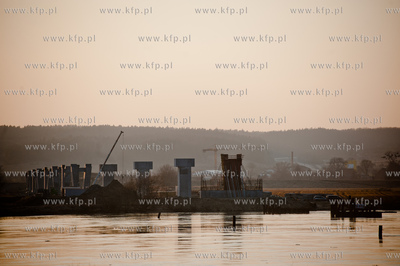 Kwidzyn. Budowa mostu na rzece Wisle. 
07.03.2012...