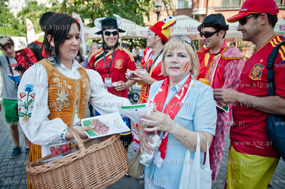 Gdansk. Kampania promujaca truskawke kaszubska. Akcja...