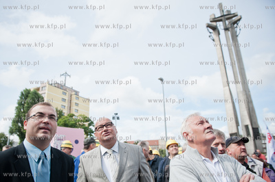 Gdansk. Brama Historyczna nr 2 Stoczni Gdanskiej. Stoczniowcy...