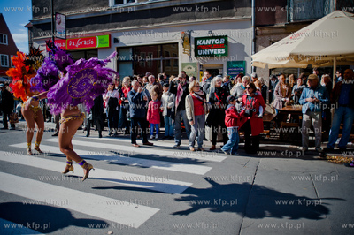 Gdansk. Ulica Panska. Parada z udzialem bebniarzy,...