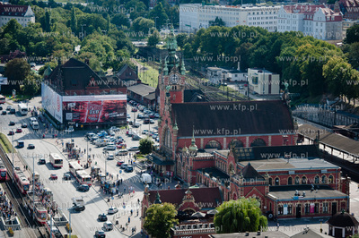 Gdansk. Widok na budynek Dworca Glownego PKP z wiezowca...