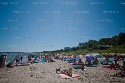 Wakacyjny, sloneczny dzien na przepelnionej ludzmi...