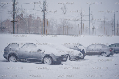 Gdansk. Os. Pogodne. Porywisty wiatr oraz silne opady...