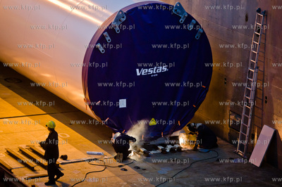 Stocznia Gdanska. Zaladunek elementow wiez wiatrowych,...