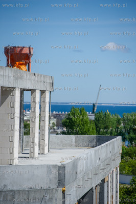Gdynia. Uroczyste zawieszenie wiechy na nowo powstajacym...