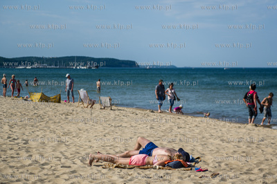 Upalny, bardzo sloneczny, sobotni dzien na plazy i...