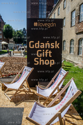 Gdansk. Skwer miedzy ulica Mariacka, a Sw. Ducha. Prezentacja...