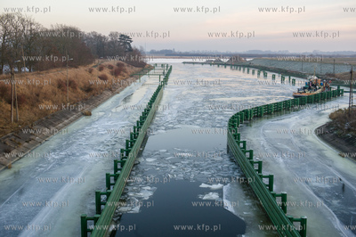 Skuta lodem sluza w Przegalinie na Wyspie Sobieszewskiej.
05.01.2016
fot....