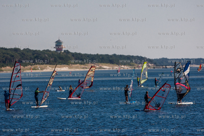 Milosnicy windsurfingu z Juraty kozystaja ze slonecznej...