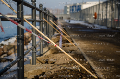 Gdańsk.  Scieżka prowadząca do falochronu Zachodniego...