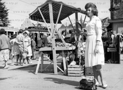 Kobieta z zakupami kolo przystanku tramwajowym na Targu...