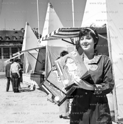 Targi Rybne w Gdyni. Ekspedientka trzyma w rekach prawdziwy...