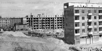 Budowa nowych domow w Gdyni obok torow kolejowych na...