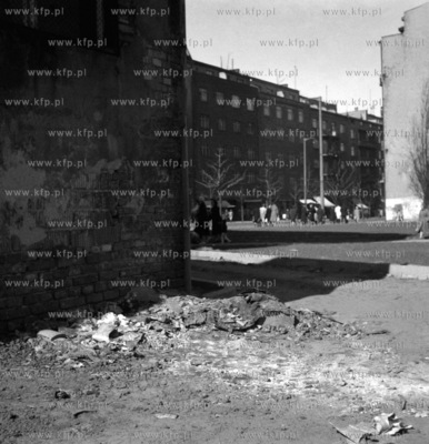 Zaplecze ul. Swietojanskiej w Gdyni. 1964 
z0002075
Fot....