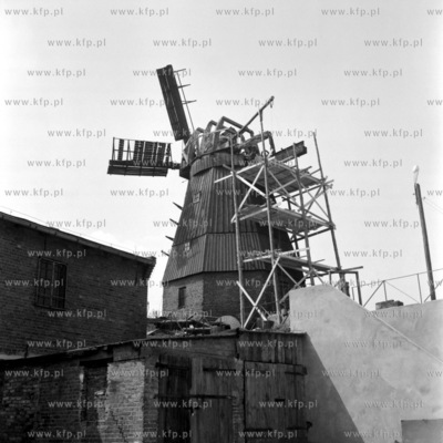 Remont wiatraka typu holenderskiego w Tczewie. 
23.05.1972
maj72_z.kosycarz_p
Fot....