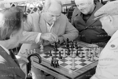 Partyjka szachów na molo w Sopocie. 28.08.1978 8sierpien78_z.kosycarz_p78...