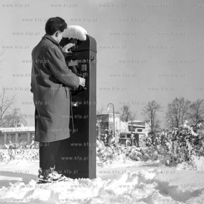 Uliczna waga osobowa w Sopocie. 1965 0008001z Fot....