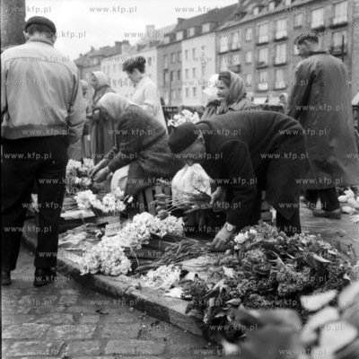 Handel kwiatami pod Halą Targową w Gdańsku. 1963...
