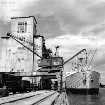 Załadunek w porcie gdańskim.  (Lata 60).
1964
0000931z
Fot....