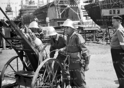 Cwiczenia Portowej Strazy Pożarnej. (kata50). 1959...