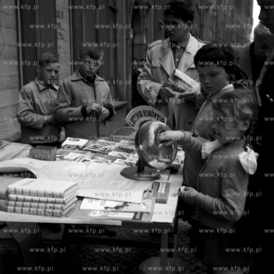 Dziewczynka wyciąga los w loterii książkowej. (lata60).
1960
0002270z
Fot....