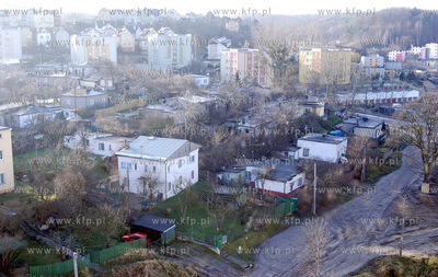 Piecset rodzin z osiedla mieszkaniowego na wzgorzu...