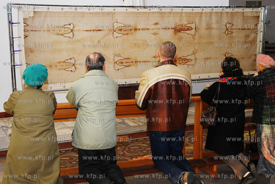 Kopia Calunu Turynskiego wystawiona zostala w Kosciele...