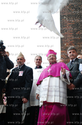 Po uroczystej Mszy sw ulicami Glownego Miasta ruszyl...