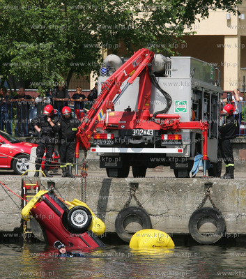 Szczecin. Od wczesnych godzin rannych sluzby ratownicze...