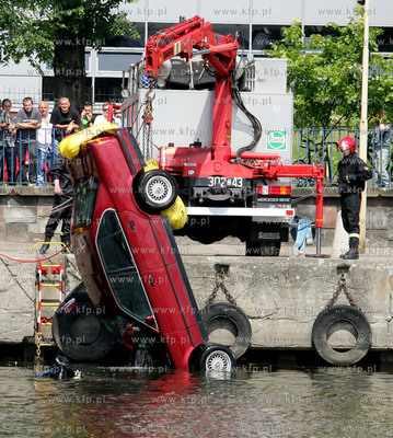 Szczecin. Od wczesnych godzin rannych sluzby ratownicze...