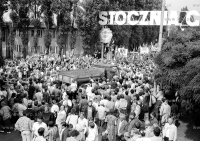 Wyjscie ze Stoczni Gdanskiej strajkujacych po zakonczonym...