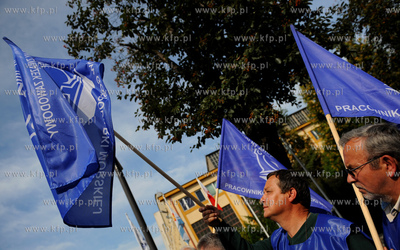 Gdynia. Pikieta pod brama do Stoczni Gdynskiej nawolujaca...