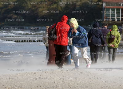 Kolobrzeg. Sztormowa pogoda moze byc rowniez ciekawa...