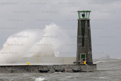 Gdynia. Sztorm na Zatoce Gdanskiej spowodowany przez...