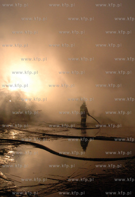 Pozar domu wypoczynkowego krytego strzecha w gospodarstwie...